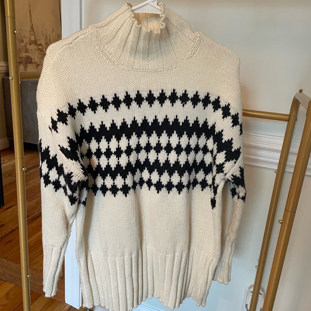 Free Assembly white & black argyle knit sweater. Size small, worn once.